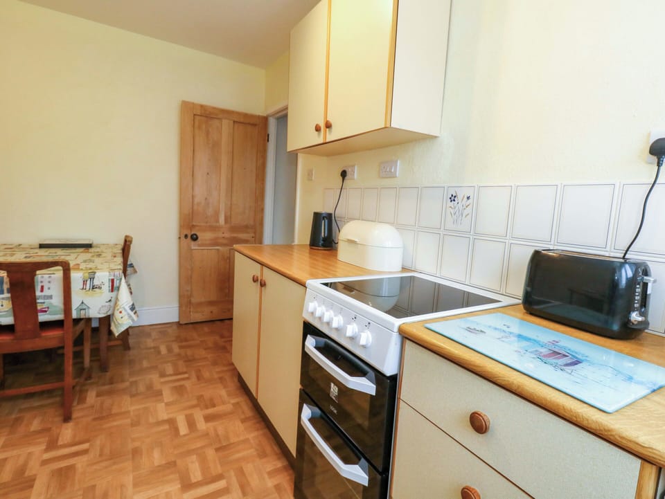 Cottage | Private kitchen | Fridge, dishwasher, electric kettle, toaster