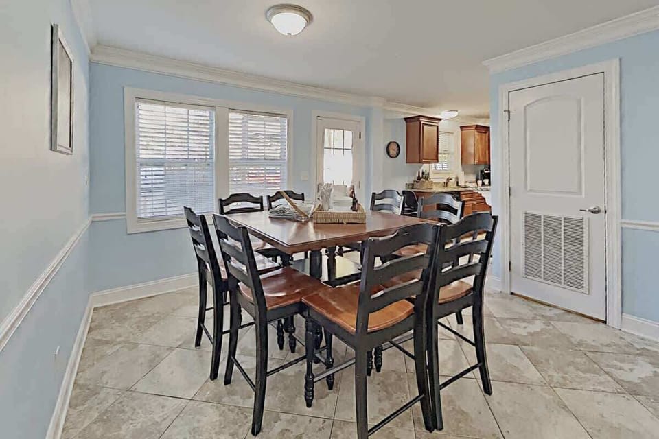 Enjoy home-cooked meals steps from the waves in this cheerful dining space.

