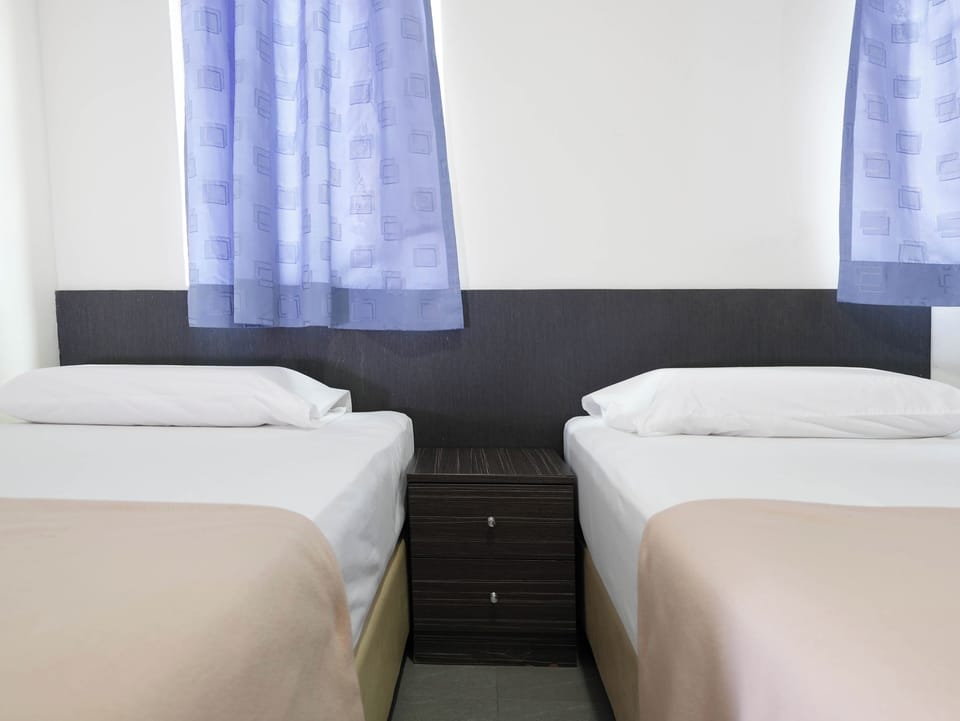 Deluxe Twin, Window | Desk, WiFi (free)