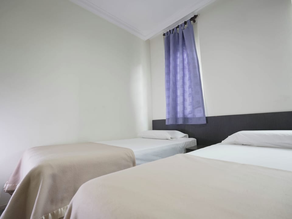 Deluxe Twin, Window | Desk, WiFi (free)