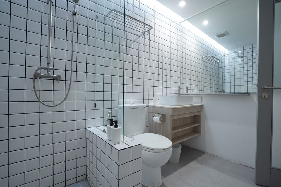 Deluxe Studio with Double Bed (No Window) | Bathroom | Shower, rainfall showerhead, free toiletries, hair dryer