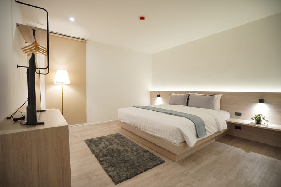 Free minibar items, desk, free WiFi, bed sheets