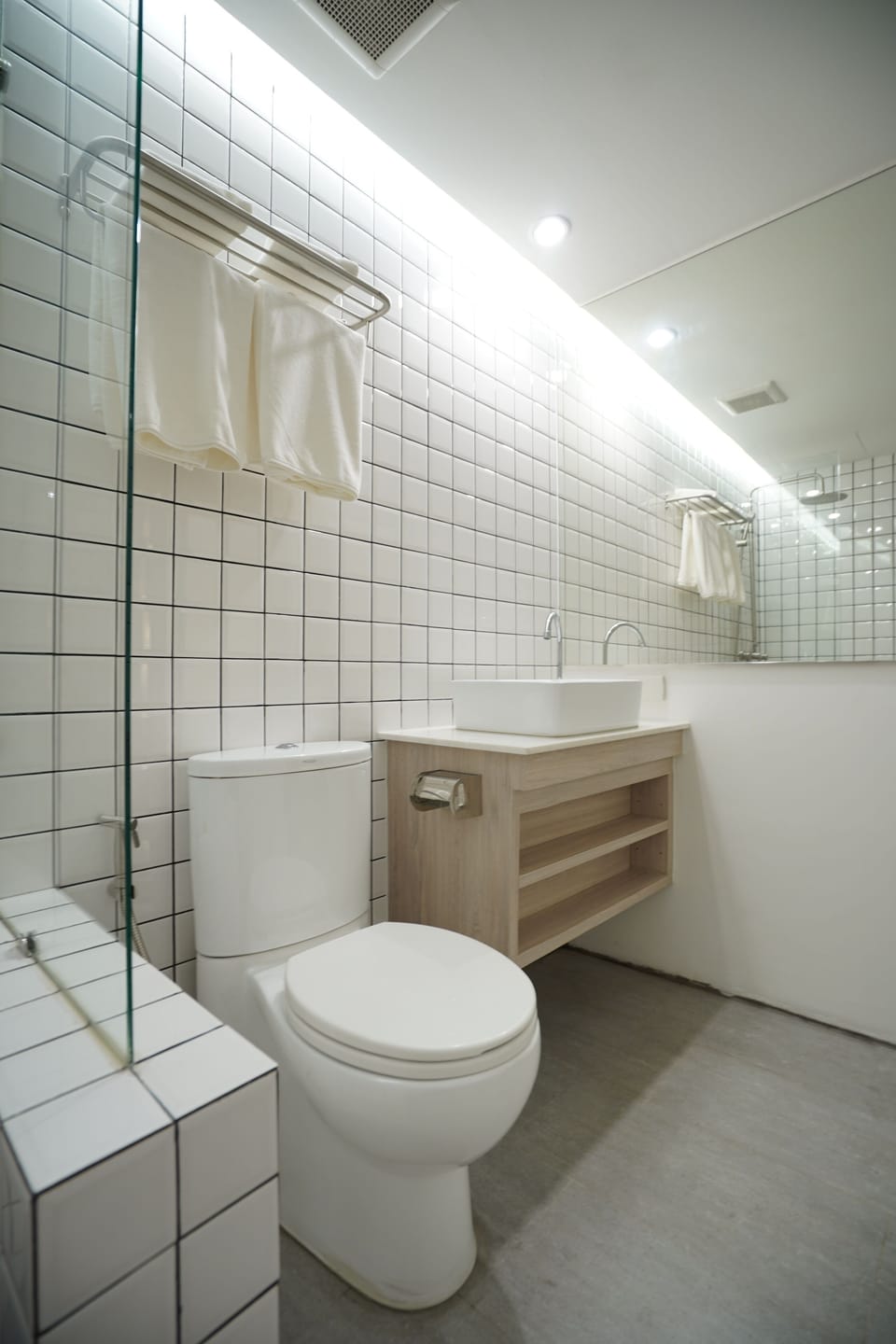 Deluxe Room | Bathroom | Shower, rainfall showerhead, free toiletries, hair dryer