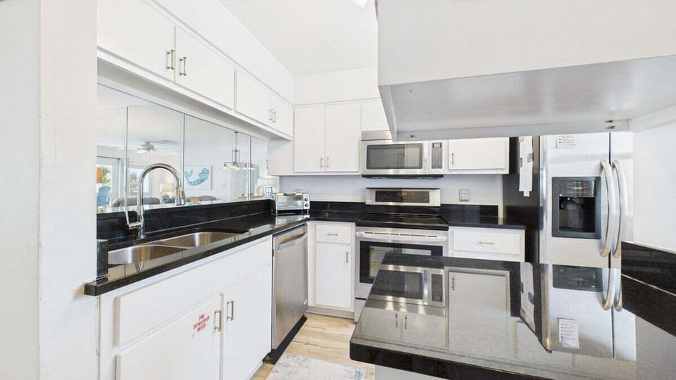 Full kitchen with breakfast bar and all the cooking essentials