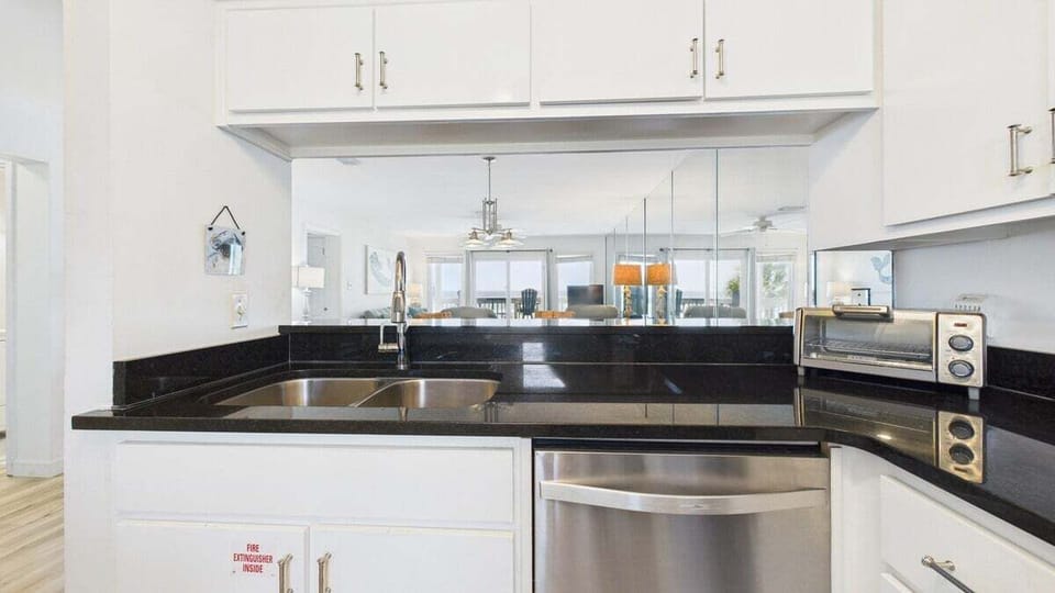 Full kitchen with breakfast bar and all the cooking essentials