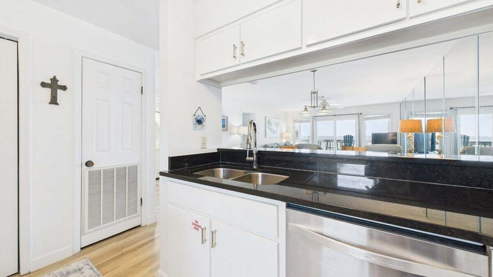 Full kitchen with breakfast bar and all the cooking essentials