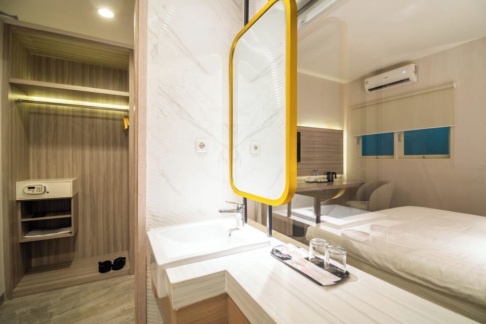 Deluxe Room, 1 Bedroom, Non Smoking | Bathroom | Shower, free toiletries, hair dryer (on request), slippers