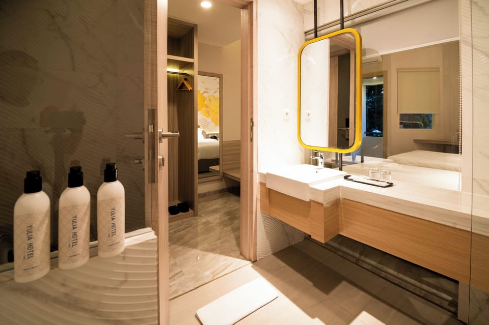 Grand Room, 2 Twin Beds, Non Smoking | Bathroom | Shower, free toiletries, hair dryer (on request), slippers