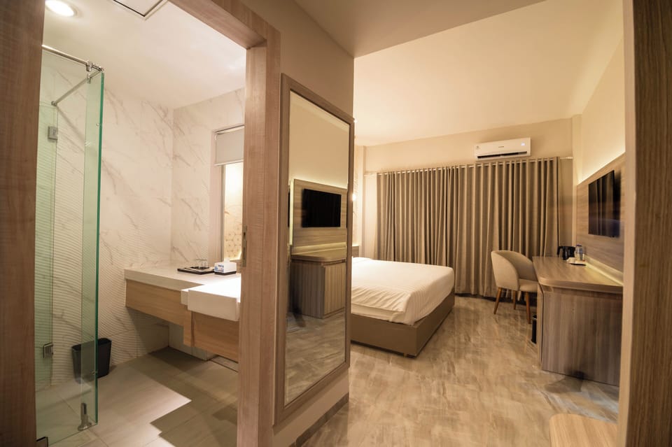 Luxury Room, 1 King Bed, Non Smoking | Bathroom | Shower, free toiletries, hair dryer (on request), slippers