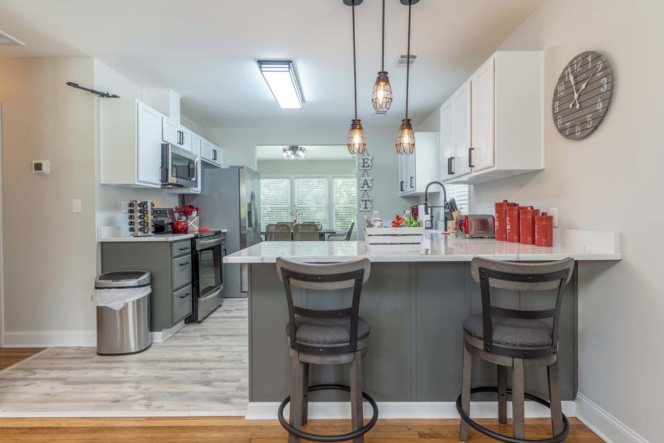 Breakfast bar with additional seating for two. 