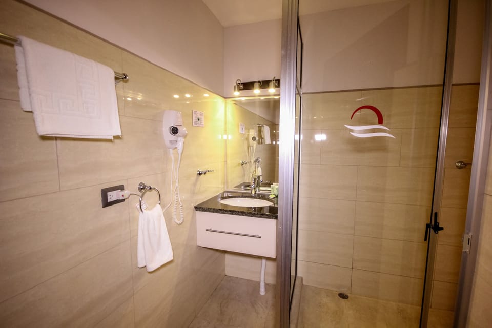 Standard Room | Bathroom | Shower, free toiletries, hair dryer, towels