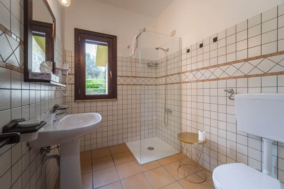 Comfort Quadruple Room | Bathroom | Shower, rainfall showerhead, free toiletries, hair dryer