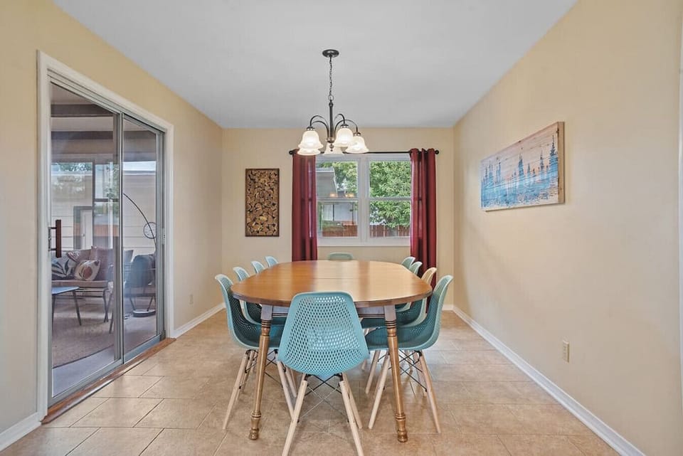 Our dining table offers seating for 10 guests, ensuring everyone can come together and enjoy delightful feasts!