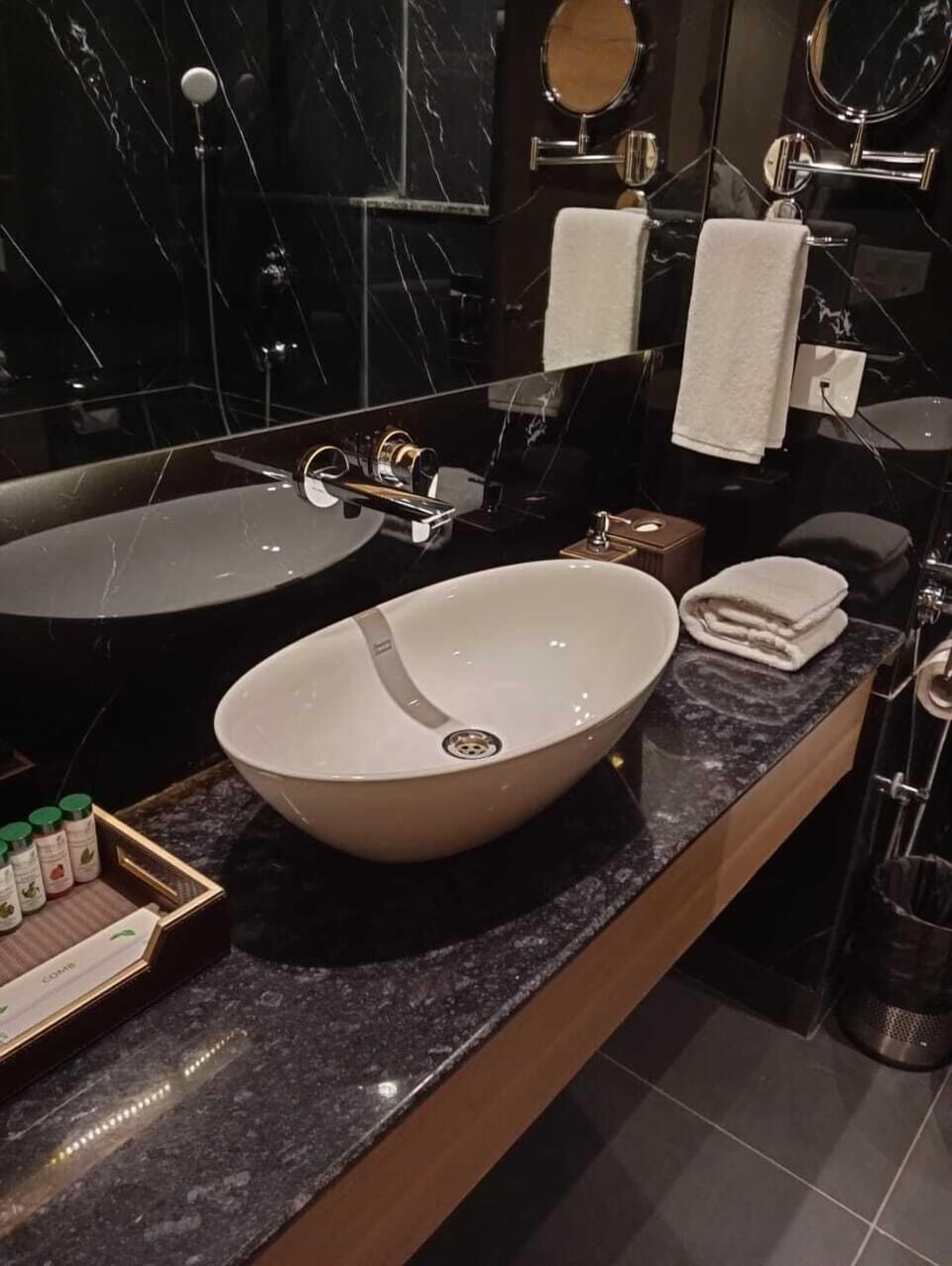 Deluxe Room | Bathroom | Slippers