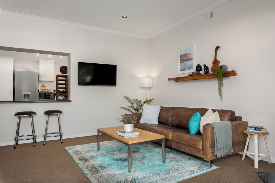 Grand Apartment | Living area | Flat-screen TV, Netflix, streaming services