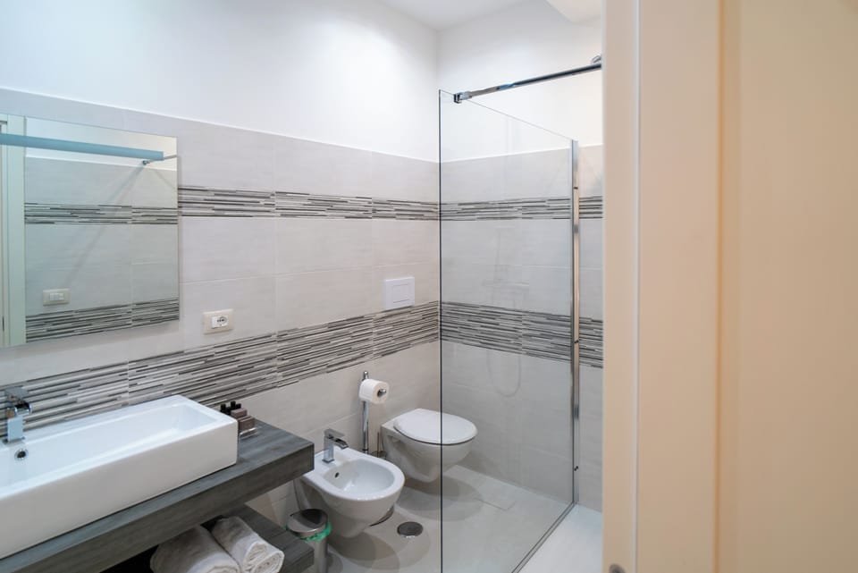 Superior Triple Room | Bathroom | Shower, free toiletries, hair dryer, slippers