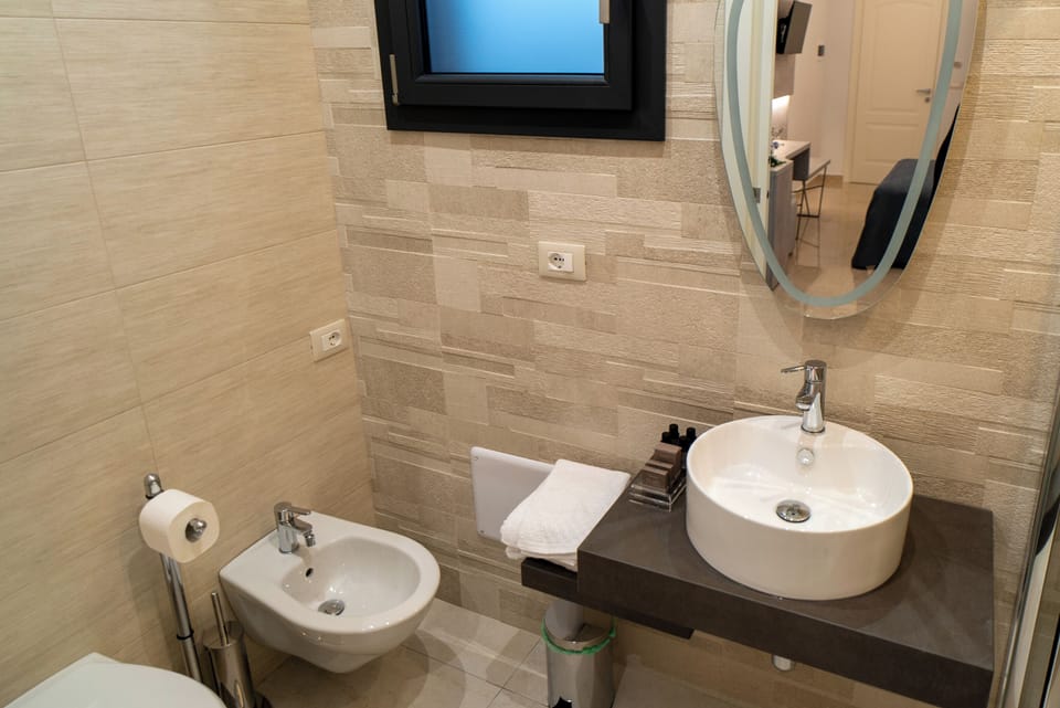 Deluxe Room | Bathroom | Shower, free toiletries, hair dryer, slippers