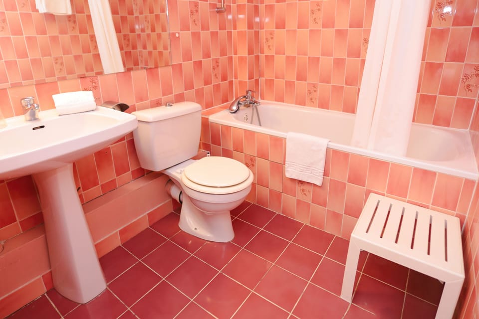 Bathtub, towels, soap, shampoo