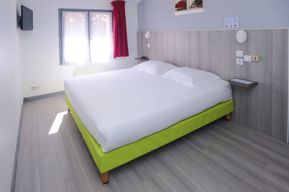 Double Room, 1 Bedroom, Bathtub | Desk, blackout drapes, WiFi (free), bed sheets