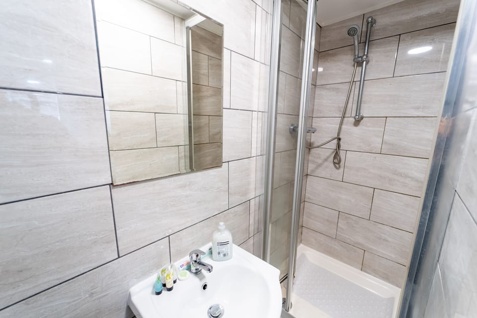 Studio | Bathroom | Shower, hair dryer, towels