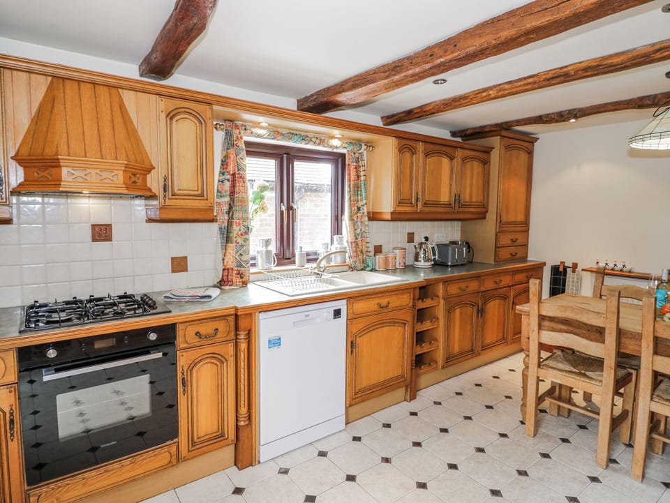 Cottage | Private kitchen | Fridge, dishwasher, electric kettle, toaster