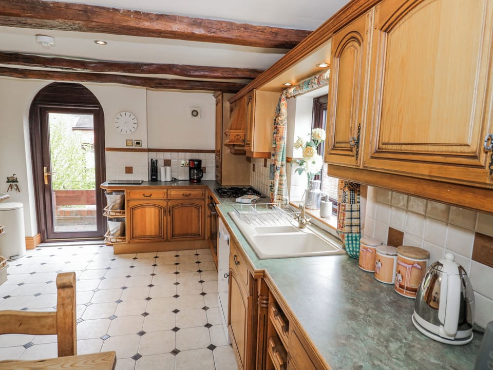 Cottage | Private kitchen | Fridge, dishwasher, electric kettle, toaster