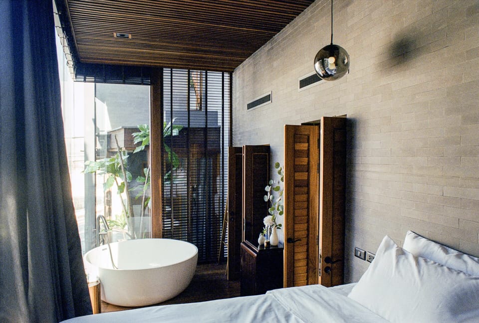 Deluxe King - JITTA | Individually decorated, individually furnished, free WiFi, bed sheets