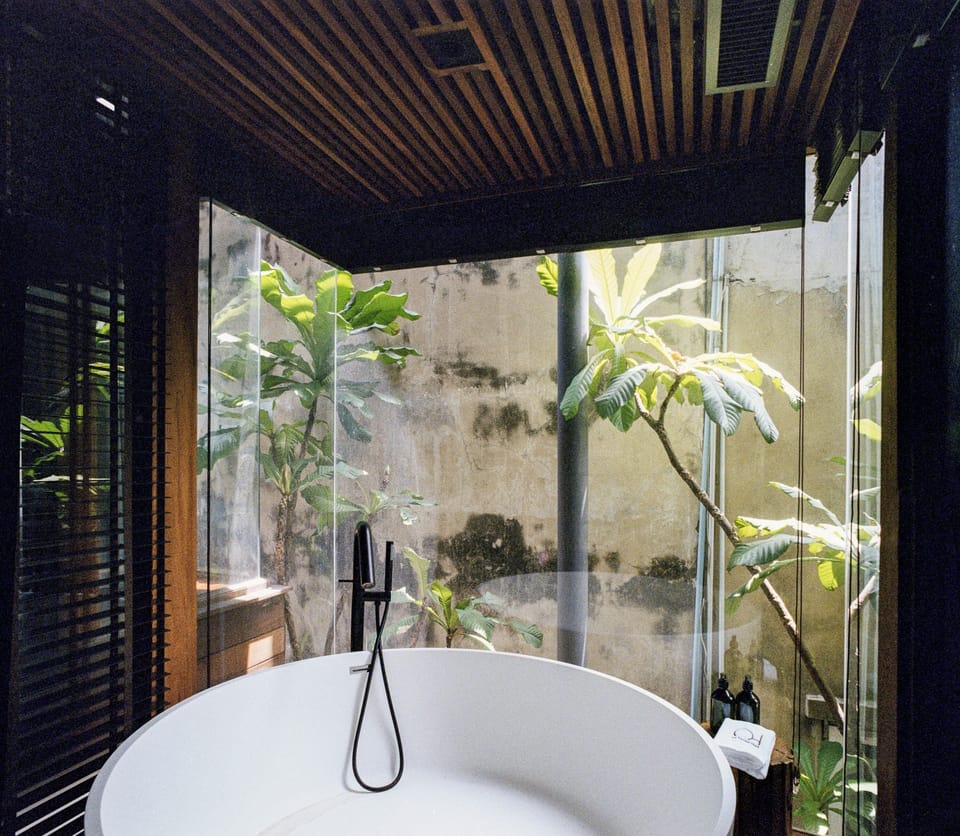 Deluxe King - JIRA | Bathroom | Combined shower/tub, free toiletries, hair dryer, slippers