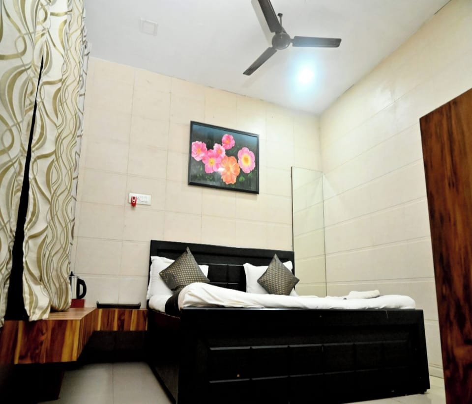 Deluxe Double Room | Rollaway beds, free WiFi, bed sheets