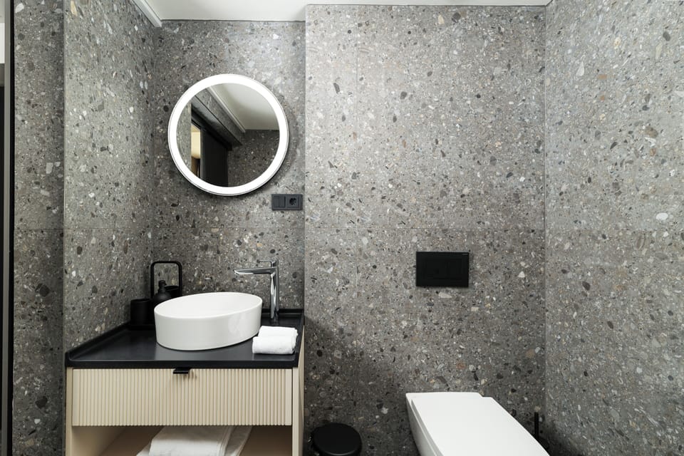 Basic Plus (with tube) | Bathroom | Free toiletries, hair dryer, towels, soap