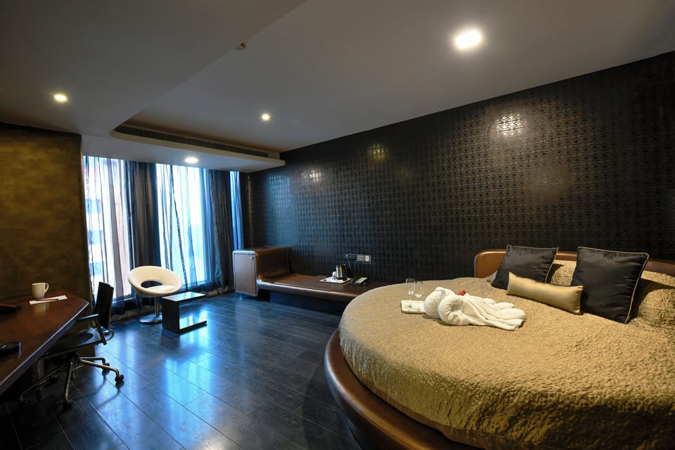 Deluxe Suite | Egyptian cotton sheets, premium bedding, Select Comfort beds, minibar