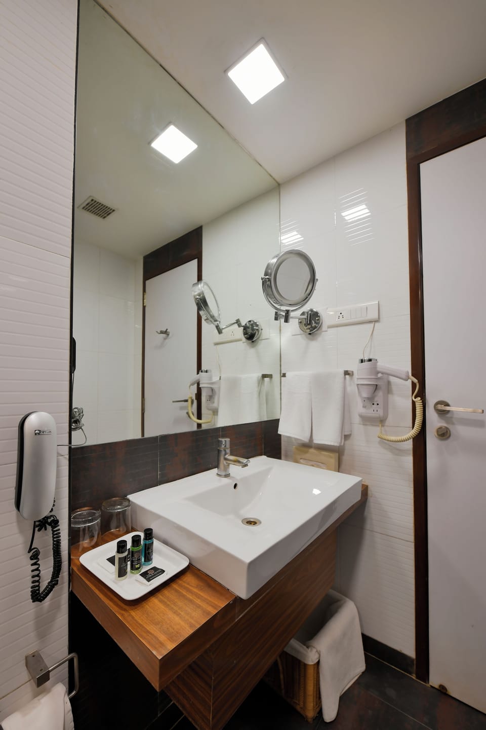 Premium Double Room, 1 King Bed | Bathroom sink