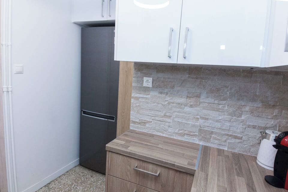 Apartment | Private kitchen | Full-size fridge, oven, electric kettle, toaster