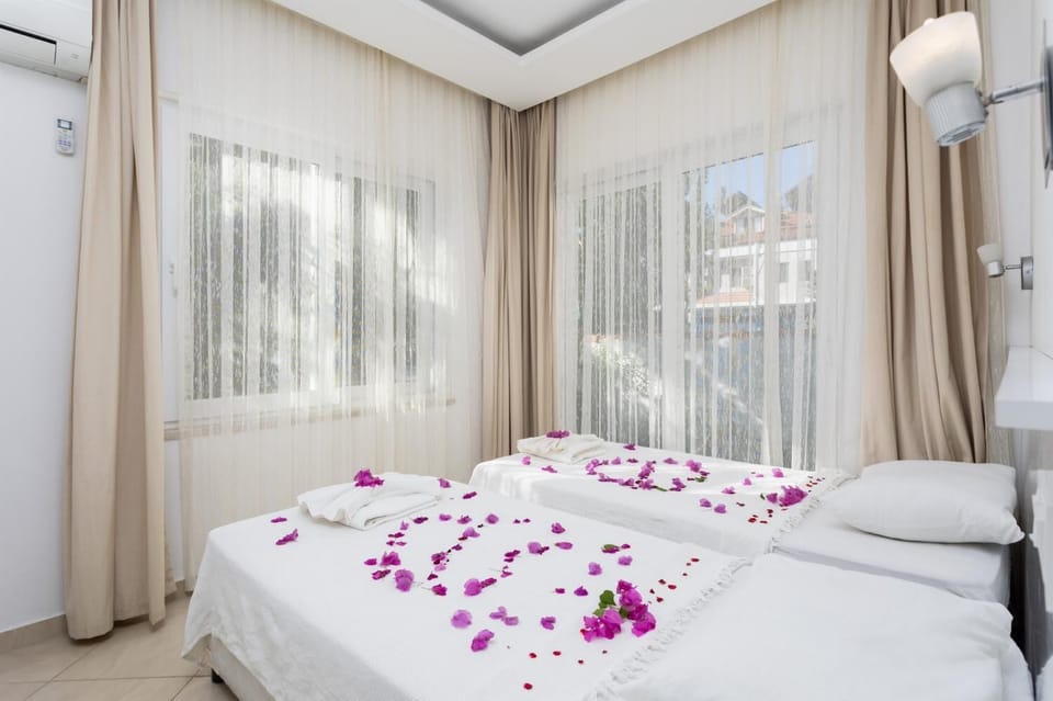 Twin bedroom with A/C