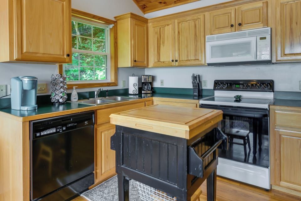 Kitchen | Keurig Coffee Maker w/ Complimentary K-Cups | Toaster | Main Level