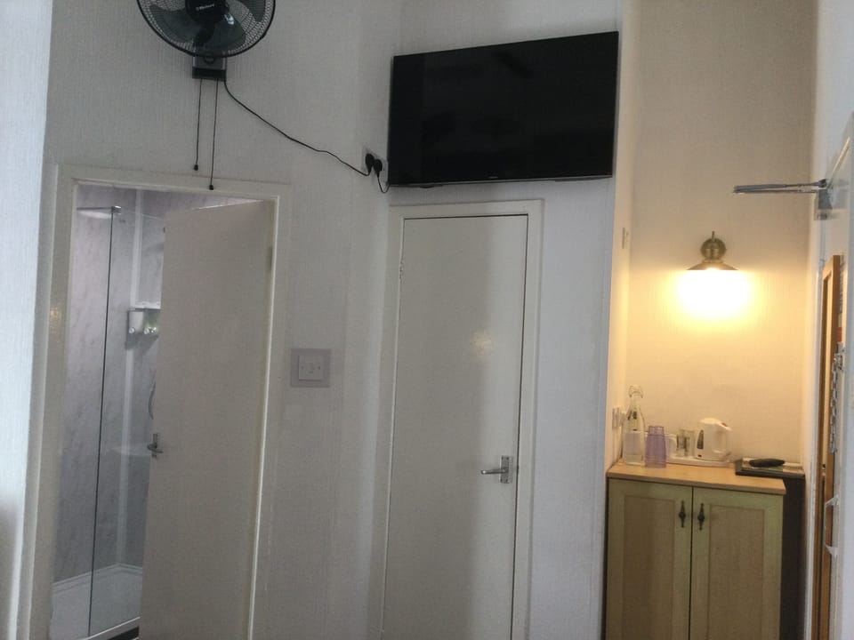 Rear Facing Twin Room | Soundproofing, bed sheets