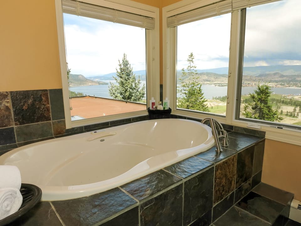 Suite, 1 King Bed, Non Smoking (Grand View) | Jetted tub