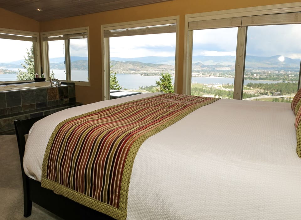 Suite, 1 King Bed, Non Smoking (Grand View) | In-room safe, soundproofing, iron/ironing board (on request)