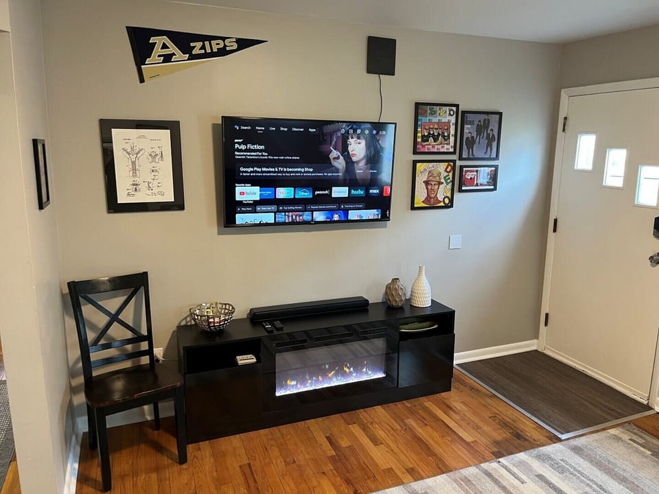 Relaxing Living Room! 50" smart TV, sofa, loveseat, coffee table, lamp 