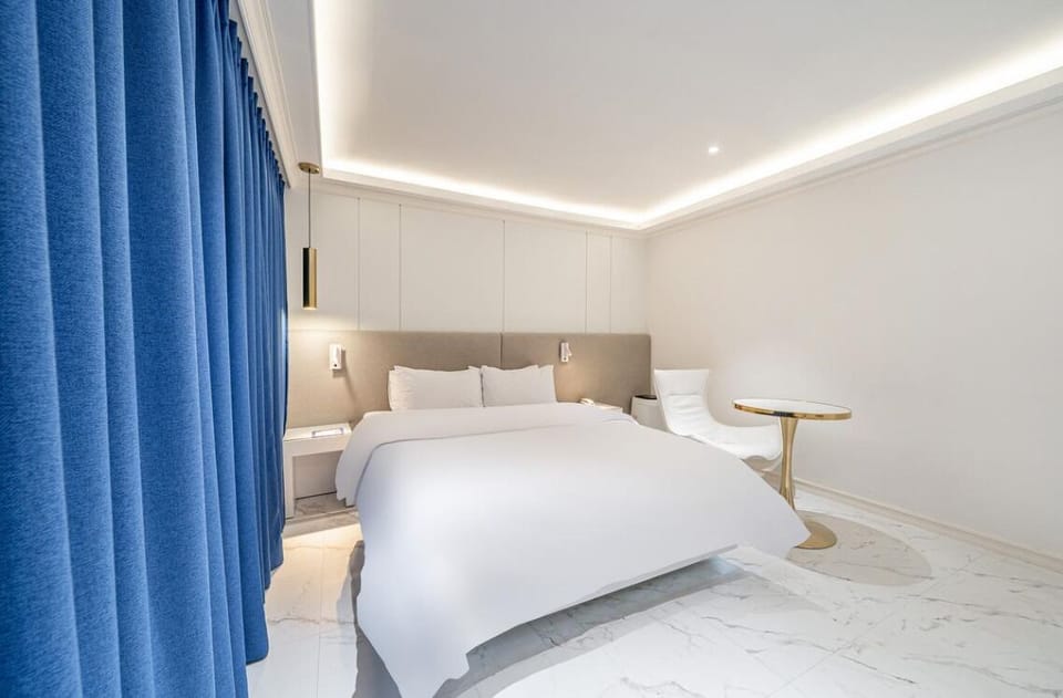 Standard B | Desk, free WiFi, bed sheets