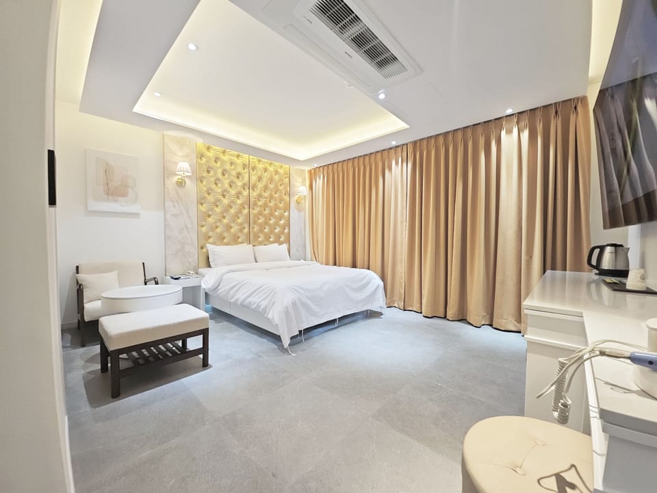 Luxury Room | Desk, free WiFi, bed sheets