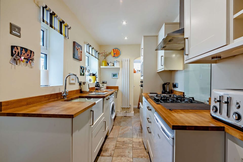 Tukes Cottage Kitchen - StayCotswold