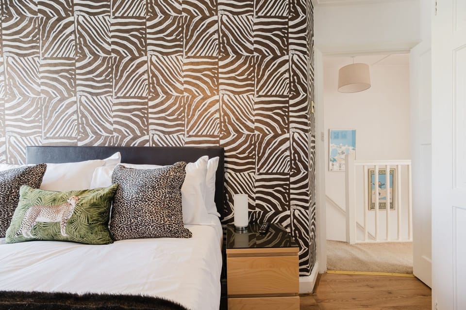 Tukes Cottage Master Bedroom - StayCotswold