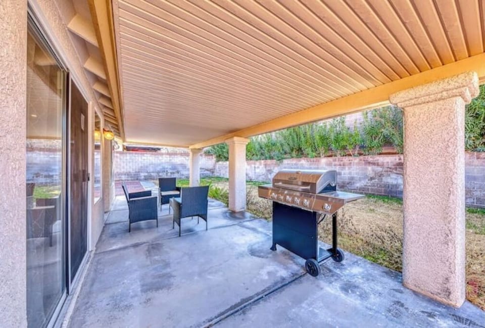Spacious backyard with BBQ grill