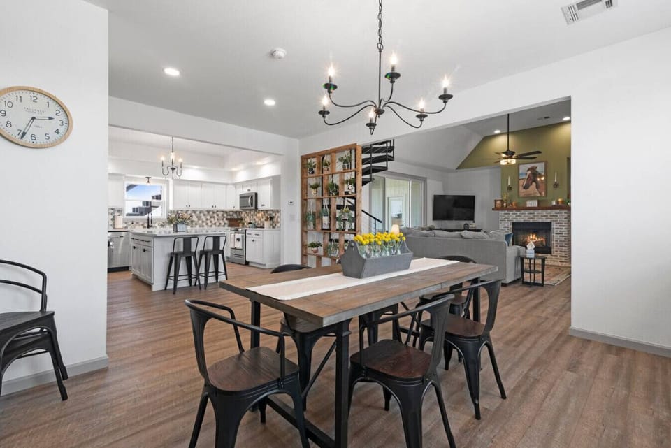 This dining space was beautifully decorated for gatherings.