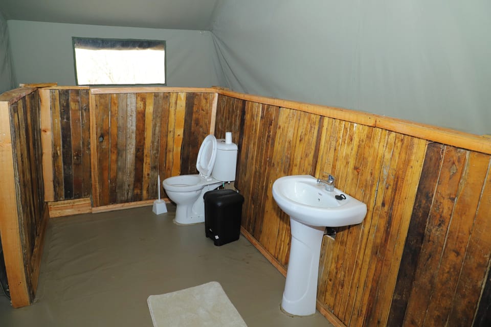 Comfort Double or Twin Room | Bathroom | Rainfall showerhead, free toiletries, slippers, towels