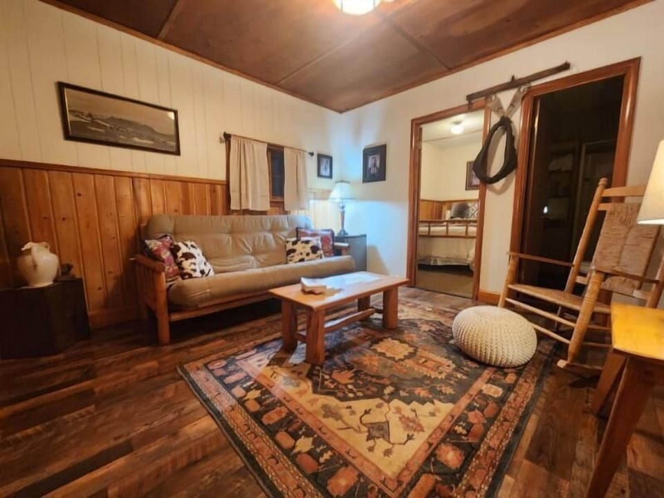 Traditional Cabin | Free WiFi, bed sheets