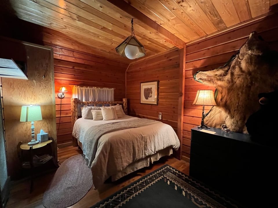 Traditional Cabin | Free WiFi, bed sheets