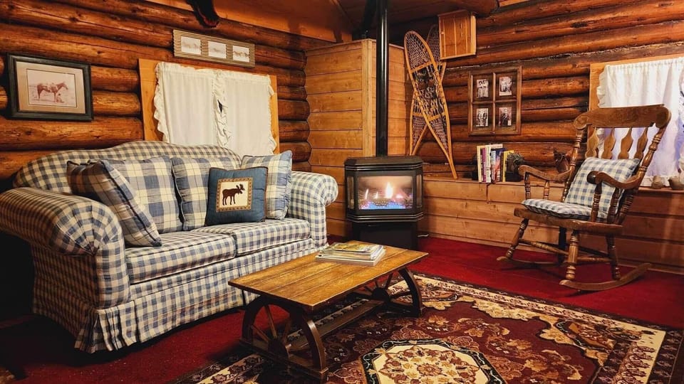 Honeymoon Cabin | Free WiFi, bed sheets