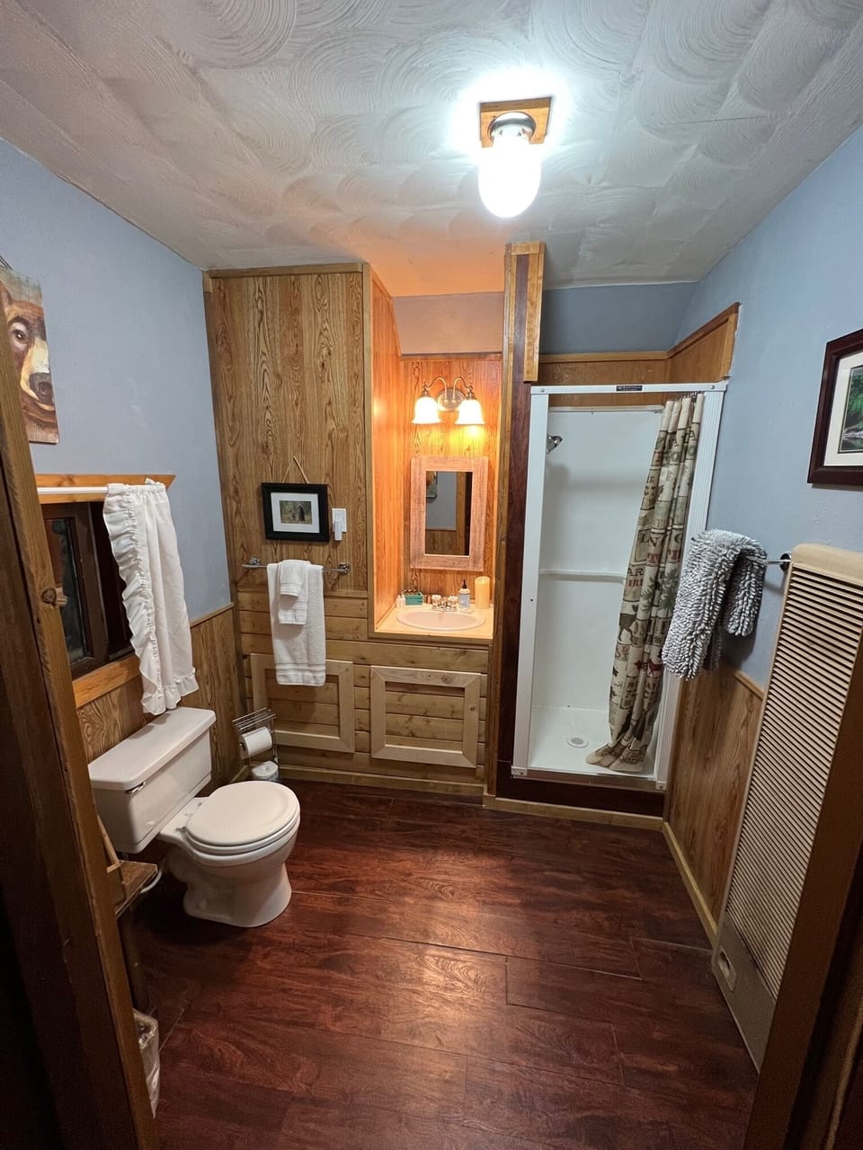 Traditional Cabin | Bathroom | Combined shower/tub, free toiletries, hair dryer, towels